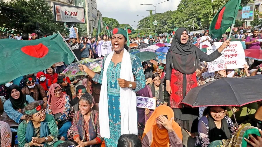 তীব্র গরমের মধ্যে কোটাবিরোধী আন্দোলনে স্রোগানে মুখর রাজধানীর শাহবাগ। গোপন বন্দিশালায় থাকা ইলেকট্রিক চেয়ার দেখছেন প্রধান উপদেষ্টা অধ্যাপক মুহাম্মদ ইউনূসসহ অন্যরা।